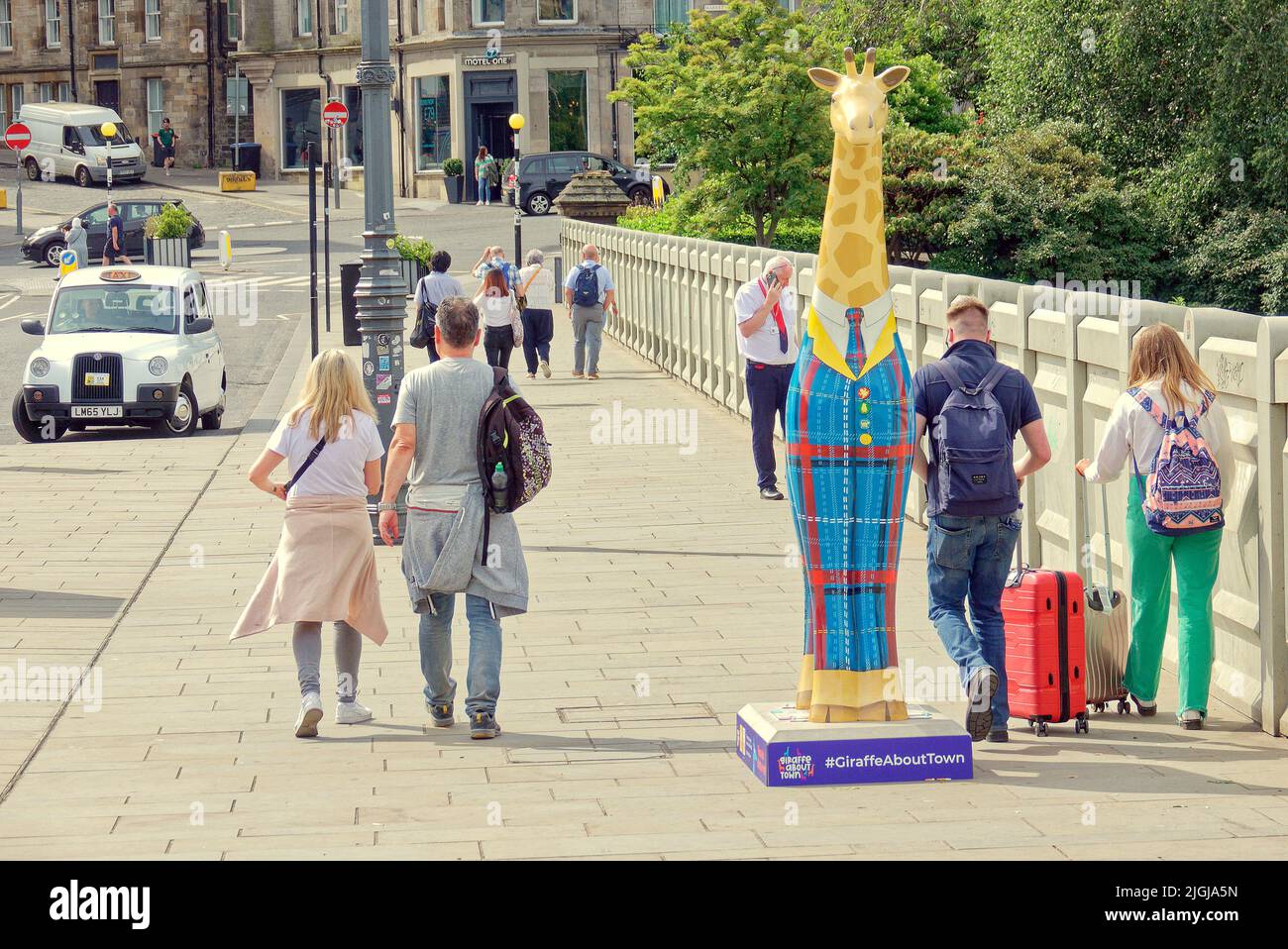 Édimbourg, Écosse, Royaume-Uni 11 juillet 2022. Météo au Royaume-Uni : ensoleillé tandis que les touristes et les locaux se sont emparés des jardins de la rue des princes et des rues locales pour profiter du soleil tandis qu'un certain nombre de statues de girafes inspirées par l'art se trouvent sur les trottoirs..Zoo d'Édimbourg, en collaboration avec les producteurs créatifs Wild in Art, Présentez Giraffe à propos de la ville – notre grand événement d'art public à Édimbourg cet été. Crédit Gerard Ferry/Alay Live News Banque D'Images