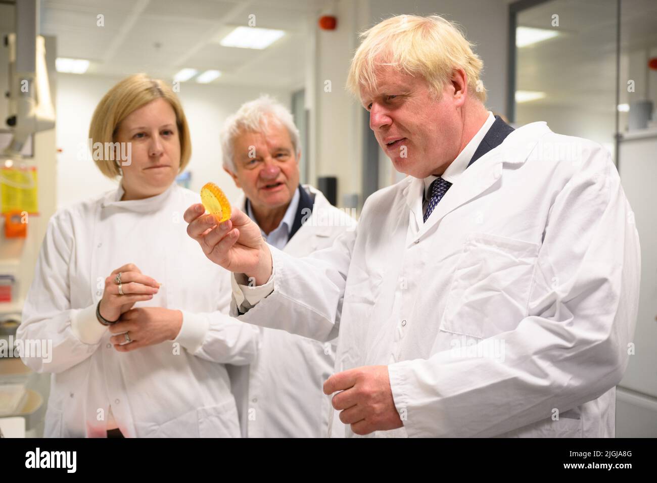 Le Premier ministre Boris Johnson présente des échantillons par Lucy Collinson, chef de la microscopie électronique, et Sir Paul Nurse, directeur, dans un laboratoire, lors d'une visite au navire amiral national de la recherche biomédicale, le Francis Crick Institute, dans le centre de Londres, Pour souligner un financement récemment annoncé de £1 milliards de dollars pour l'Institut par le Conseil de recherches médicales (MRC), cancer Research UK (CRUK) et le Wellcome Trust. Date de la photo: Lundi 11 juillet 2022. Banque D'Images