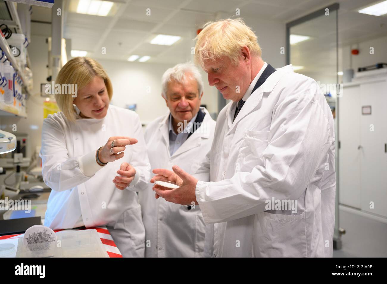 Le Premier ministre Boris Johnson présente des échantillons par Lucy Collinson, chef de la microscopie électronique, et Sir Paul Nurse, directeur, dans un laboratoire, lors d'une visite au navire amiral national de la recherche biomédicale, le Francis Crick Institute, dans le centre de Londres, Pour souligner un financement récemment annoncé de £1 milliards de dollars pour l'Institut par le Conseil de recherches médicales (MRC), cancer Research UK (CRUK) et le Wellcome Trust. Date de la photo: Lundi 11 juillet 2022. Banque D'Images