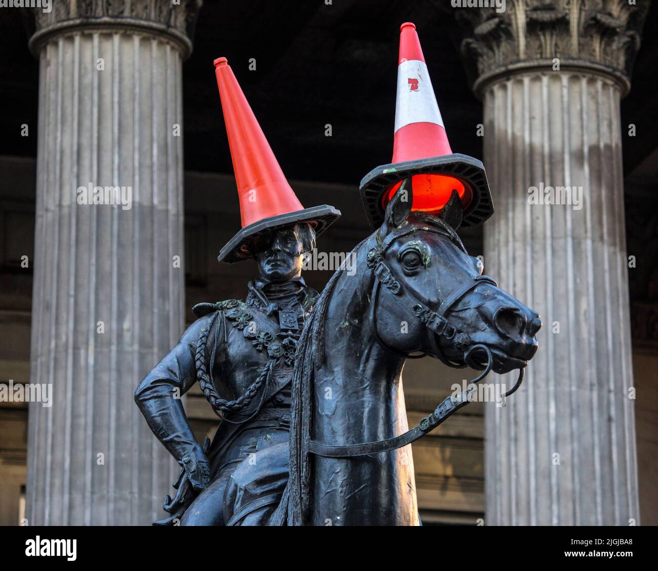 Glasgow, Écosse - 15 octobre 2021 : la célèbre statue du duc de Wellington, située sur la place royale des échanges à Glasgow, Écosse. C'est typique Banque D'Images