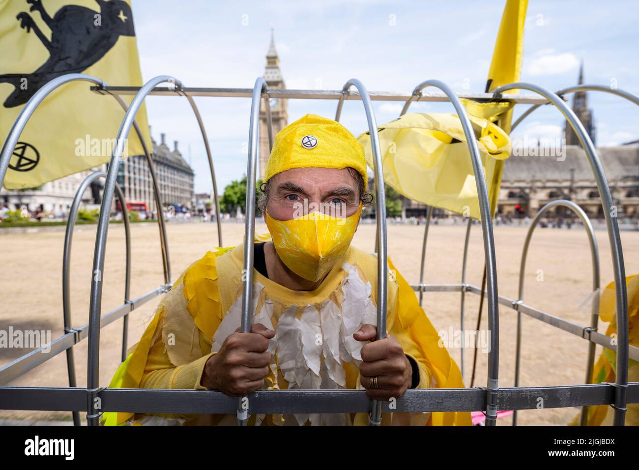 Londres, Royaume-Uni. 11 juillet 2022. L'un des nombreux membres de la rébellion des extinction (XR), vêtus de canaries dans une mine de charbon, prend part à une manifestation sur la place du Parlement appelant à un arrêt des nouvelles mines de charbon au Royaume-Uni. Credit: Stephen Chung / Alamy Live News Banque D'Images