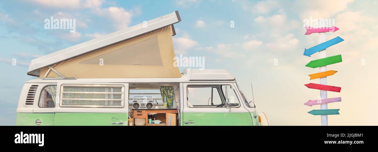 Vue latérale d'une maison de moteur des années 70 avec un poteau de direction en bois coloré Banque D'Images