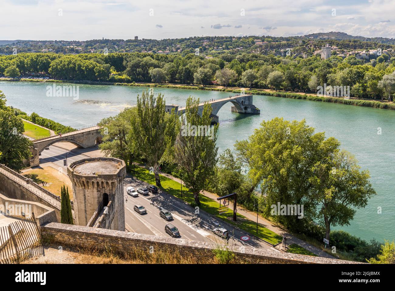 Le point de repère de la ville est le Pont Saint-Bénézet également connu sous le nom de Pont d'Avignon. Les ruines d'aujourd'hui formaient la frontière entre le Royaume de France et les États papal pendant les années comme résidence du Pape. Le pont d'Avignon (le pont d'Avignon), France Banque D'Images