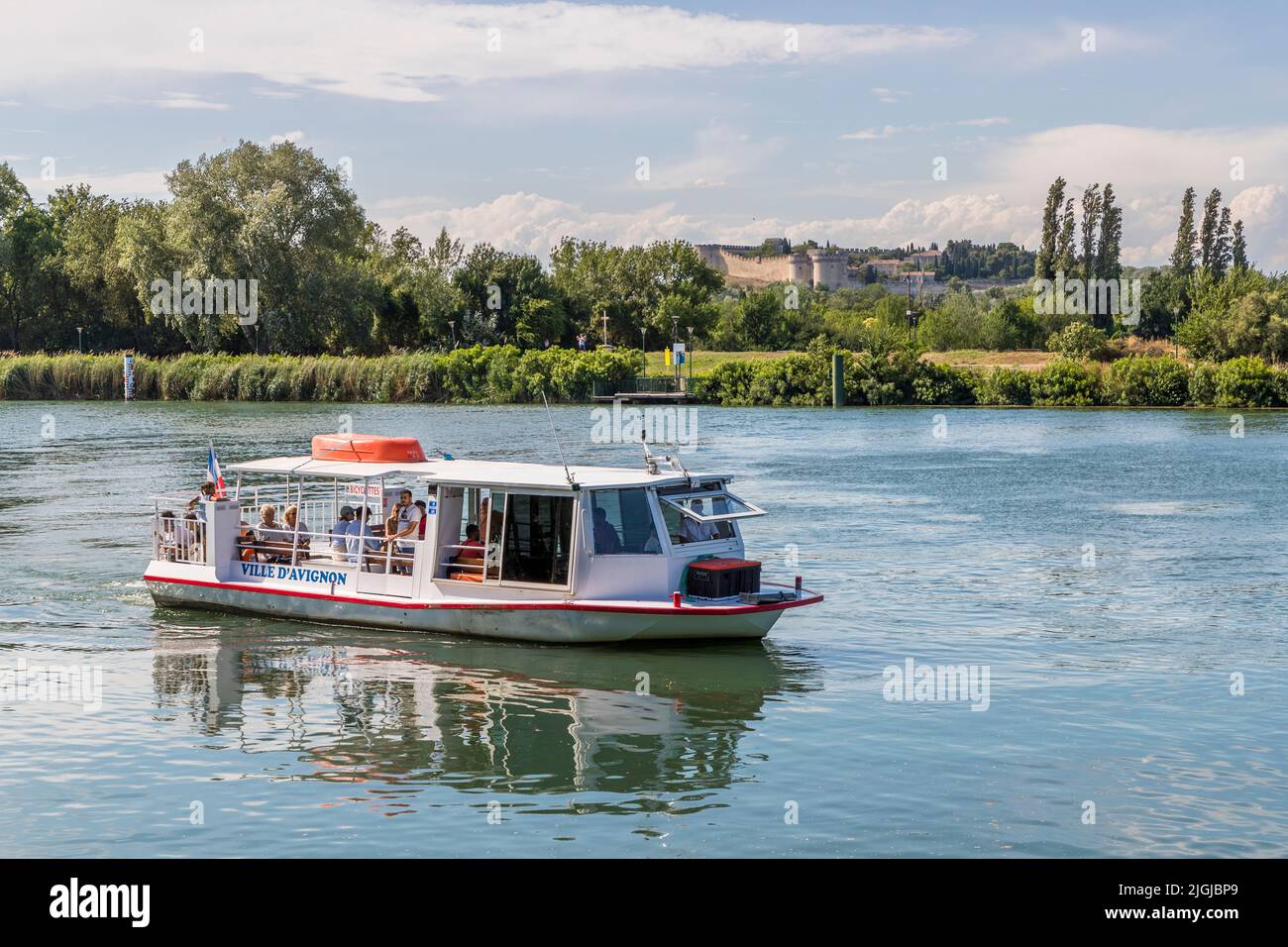 Le ferry à passagers "Ville d'Avignon" transporte les passagers à travers le Rhône à Avignon, en France, son nom est lisible à la proue. Banque D'Images