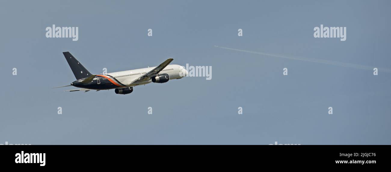 Le Boeing 757-200 de TITAN Airways, G-POWH, se levant de la piste 09 de l'aéroport John Lennon de Liverpool en direction de Portsmouth, États-Unis Banque D'Images