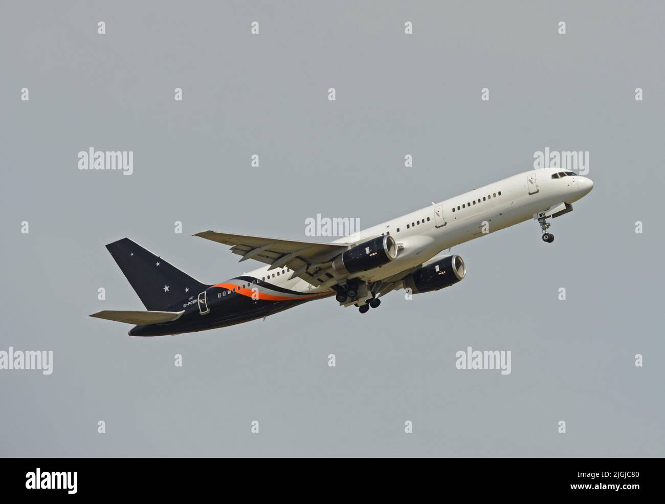 Le Boeing 757-200 de TITAN Airways, G-POWH, se levant de la piste 09 de l'aéroport John Lennon de Liverpool en direction de Portsmouth, États-Unis Banque D'Images