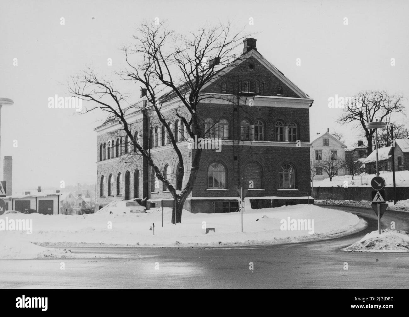 Folkskola en 1878, cette maison en pierre, destinée à l'école primaire, a été inaugurée sur l'ancien terrain d'Ågården. Vierydsvägen peut être vu dans le bord droit de l'image et Västerbro va à gauche à Strandgatan. Le bâtiment a également été utilisé comme bibliothèque dans différentes séries. Le bâtiment déchiré en 1979. Banque D'Images