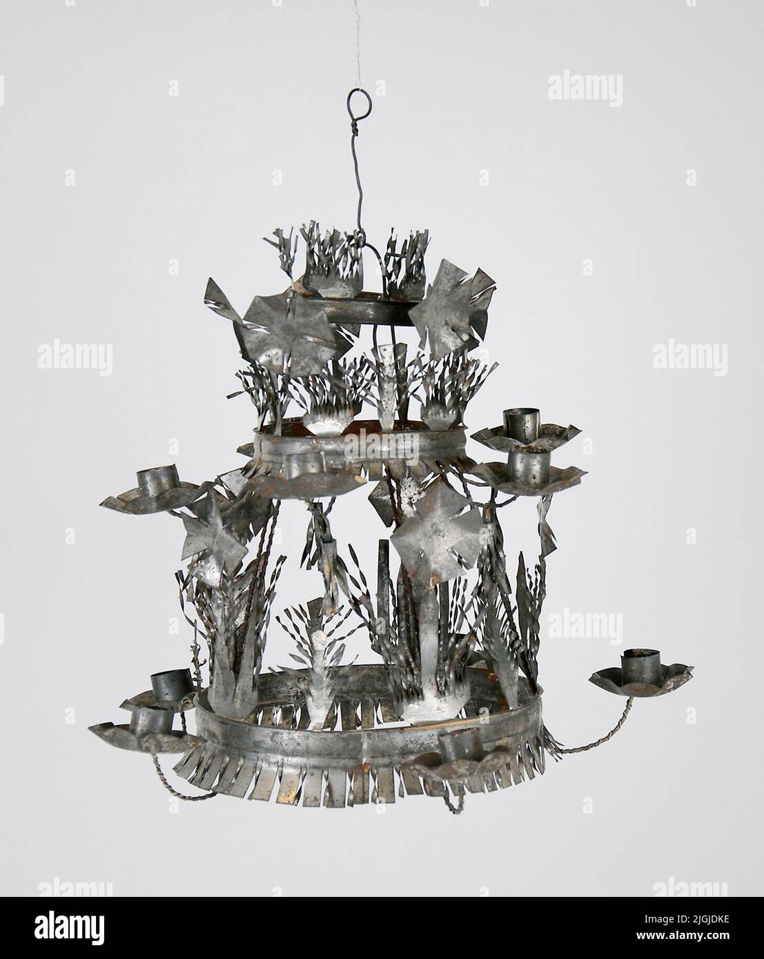 Lustre Takkrona en étain pour dix lumières. Couronne sur trois étages avec bras légers sur les deux parties inférieures. Coupé, plié, soudé. Détails dans le formulaire de l'usine. En plus des lustres de toit en plaque d'étain, Adrian a également fait des sanctuaires pour la fortification à Karlskrona et des trappes intérieures pour les poêles carrelés en plaque noire. Source : Plattling par Kalle Forss et Gunnar Jeppsson. Stockholm : éditeur de Hemslöjden, 2014 Banque D'Images