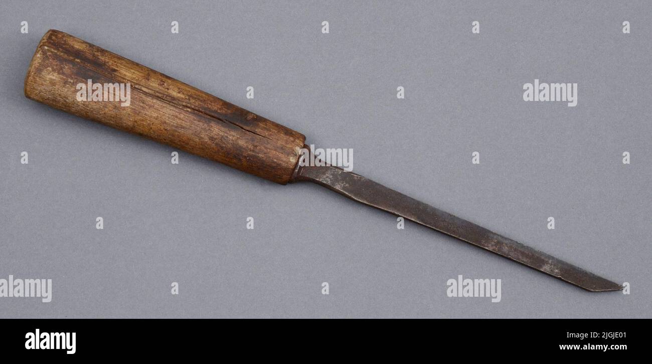 Lockbettel A lidbettel, ciseau/fer à découper, en acier, avec poignée, tige, de bois et pour le travail du bois et des métaux. La segmentation de l'outil est meulée sur la page étroite de la lame. L'outil a été étiqueté de façon non claire 'Erik Anton Berg Eskilstuna Suède' et le timbre de l'usine (timbre de poisson) n'est pas clair. L'article faisait partie d'un musée d'entrepôt de cuivre à Branthalla, Torhamn sn., publié par Thage Olsson sur son père et grand-père; Sven-Robert Olsson (1897-1963) et Ola Sven Olsson (1854-1936), qui étaient des maîtres en cuivre-course opérant à Karlskrona au début et au milieu du siècle 20th et dans les entreprises 'Copper Law Master S. Olss Banque D'Images