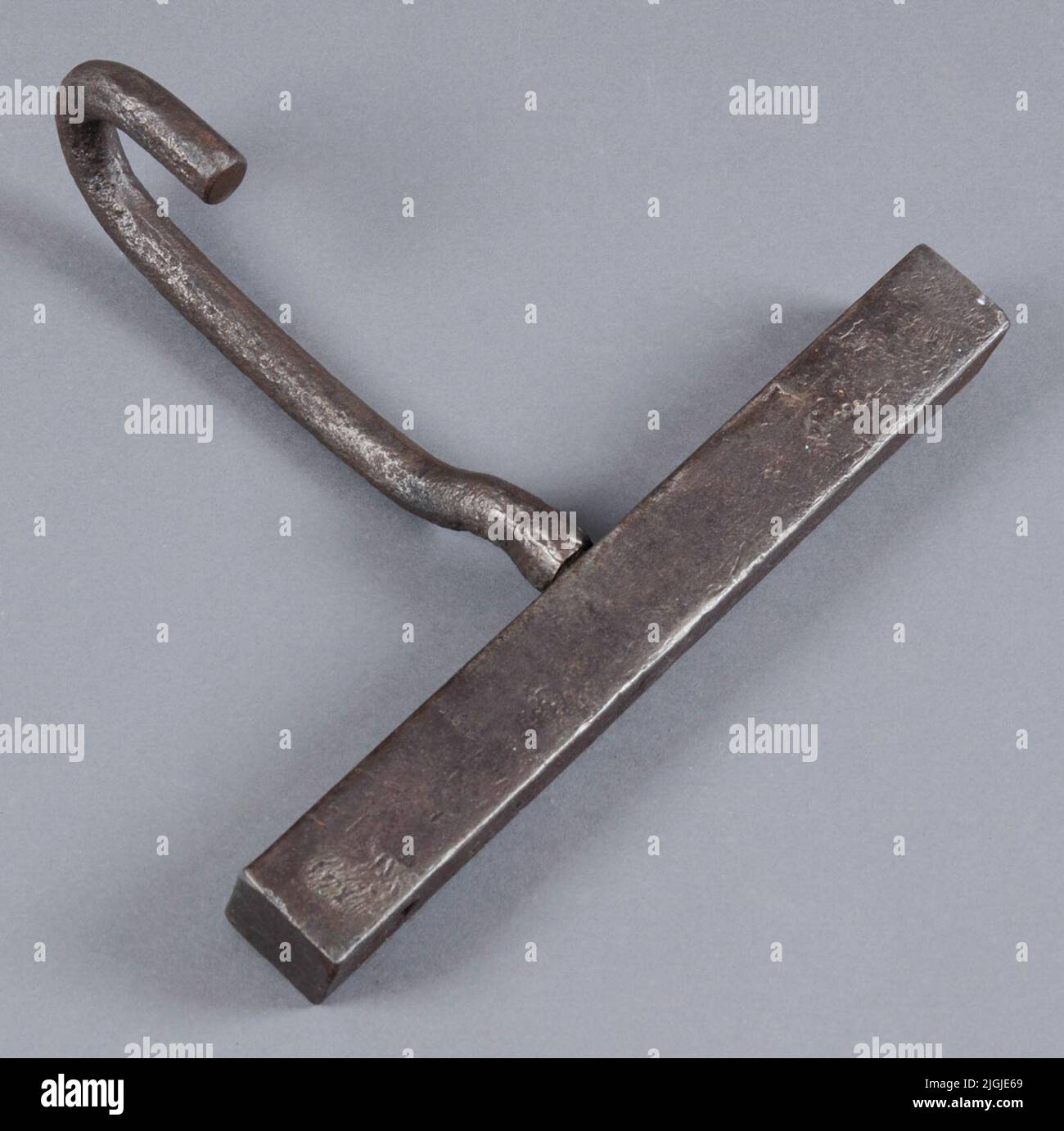 Falsjärn fer pliant en acier simple face et en T, avec poignées, et pour plaquette de tôle; coupe-vent, de surfaces à simple repliage. L'article faisait partie d'un musée d'entrepôt de cuivre à Branthalla, Torhamn sn., publié par Thage Olsson sur son père et grand-père; Sven-Robert Olsson (1897-1963) et Ola Sven Olsson (1854-1936), qui étaient des maîtres en cuivre-course opérant à Karlskrona au début et au milieu du siècle 20th et dans les entreprises 'Copper Law Master S. Olsson', 'O. S. Olsson boucher le cuivre et entrepreneur en eau» (Ronnebygatan 3) et «O. Pipeline et weldi d'entrepôt de cuivre S. Olsson Banque D'Images