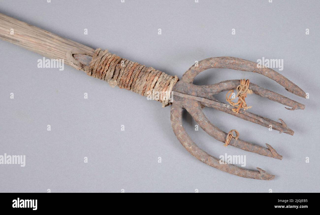 Lumières de réglage. Fer Femleva avec des dizaines. Blessé sur un arbre en bois (L = 2680 mm). L'arbre a annulé et cuit avec un clou et lacéable un dix restant. Acquisitions précédentes. De Holmålastugan, Vämöparken, Karlskrona. Banque D'Images