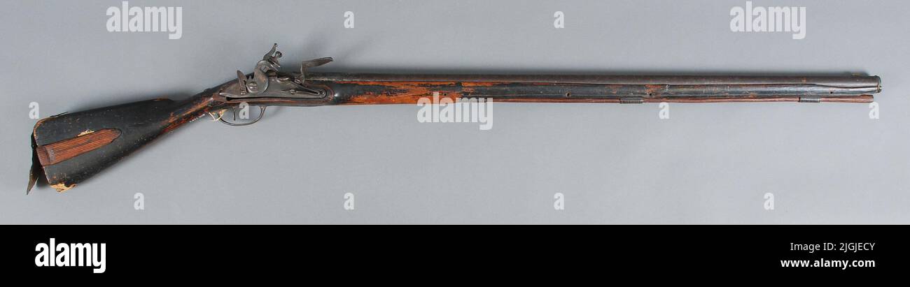 Fusils Gevär BLM 1147. Fusil de chasse, pistolet avec serrure à fint. La serrure a une plaque de verrouillage plate avec des bords saumâtres, le mâle avec Varhake. Sur la trace mâle de Kopparlod, réparer? Sur l'étiquette gravée « Tula 1780 » de la plaque de verrouillage (1789 ?) Tuyau rond, percé avec de l'orge en laiton. Calibre Muscite, 20,5 mm. Le barillet est maintenu dans le journal par quatre broches, toutes manquantes. La bûche est faite de bouleau teinté foncé et a un support de joue avec la décoration coupée. Le devant avec une bande pliée. Piquet de chargement en bois maintenu dans le tube, le tuyau central et le tube en dentelle avec décor côtelé. Le log avec le boîtier de piston et le coulisseau c Banque D'Images