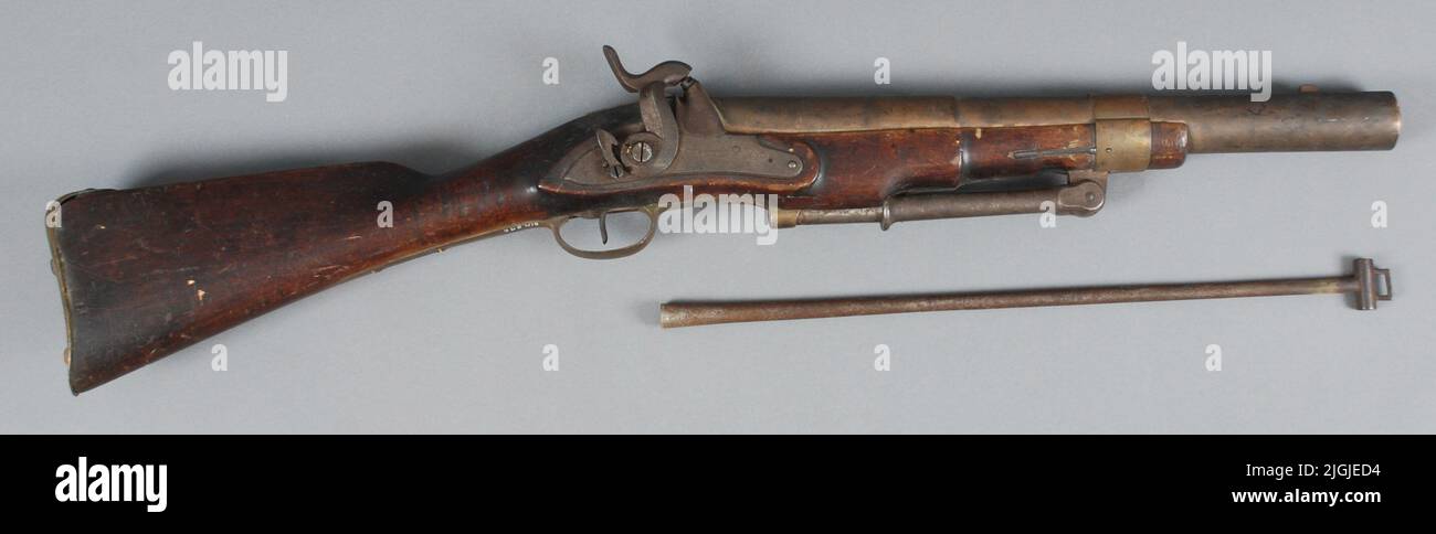 Muskedunder Mshed Wonder, pour la flotte. Barre en bronze, avec la pièce de la chambre plus épaisse que le champ long. La cage est cylindrique, calibre 32 mm (12 lousy). La vis de queue de fer avec fosse, grain de laiton. Derrière le Svansjärnet se trouvent le timbre de la flotte sur le journal. Le tuyau est retenu dans la bûche par un ruban de tuyau, avec le ressort à bande vers la droite. La serrure a une plaque de verrouillage plate avec des bords saumâtres ainsi que Varhake, à l'origine des fusils d'infanterie m/1747. Demi-stock de bouleau brun avec tous les raccords en laiton. Axe de versement pour le support de la main courante, qui est fixé à un tuyau à l'aide d'une vis Banque D'Images