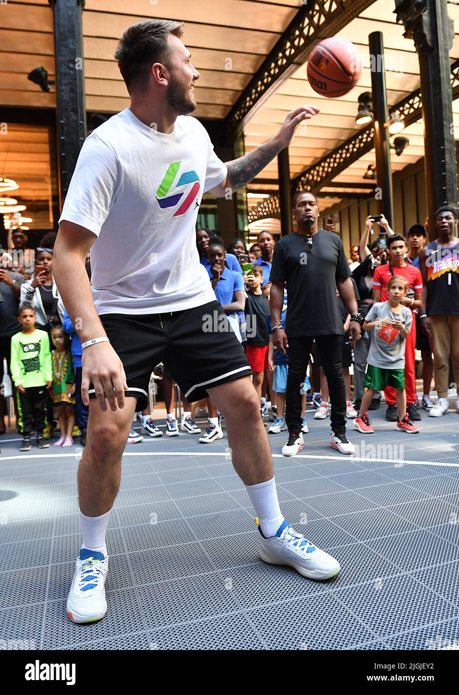 Luka Doncic (NBA) - Luka Doncic à l'événement d'ouverture Airness à Paris le 7 juillet 2022 Banque D'Images