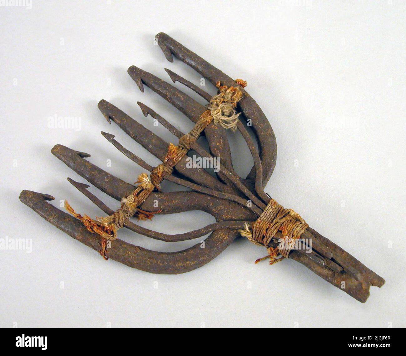 Ljurer Lights, fer à anguille, également utilisé comme lumière de brochet. Fer Femleva aux pinnacles (Tenar), du 1800s. Acquis lors de l'enquête sur les pêches de 1955, no 87. Banque D'Images