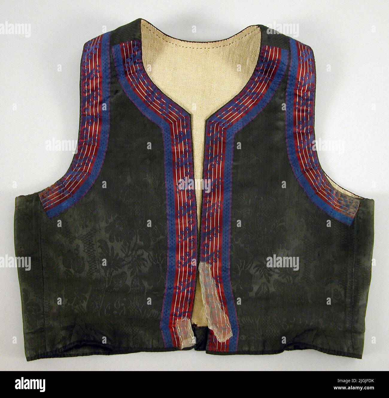 Livstycke morceau de soie noire de vie garni de rubans de soie bleu et rouge-brun, doublure de lin, trois paires de crochets et crochets au milieu et cinq crochets à attacher à la jupe. Cadeau 1924 de M. et Mme Viktor Johnsson, Kristianopel. Banque D'Images