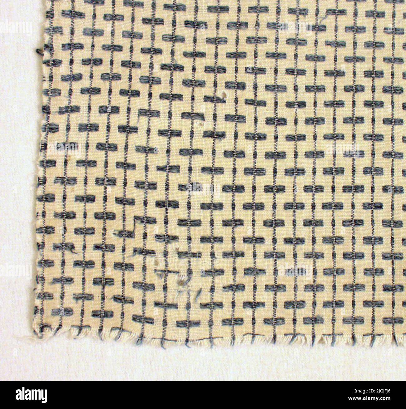 TYG tissu de lin, pick up. Blanc apprendre de Lingarn filé à gauche, 31 fils de gauchissement blancs de deux cm. Les « mains » de deux fils à gauche laissent un regard bleu clair dans l'avertissement, plus de huit fils à une distance de cm enveloppés de deux fils bleus dans la raison inférieure. Appartenant au berceau. Même tissu comme BLM 17600: 27 Banque D'Images