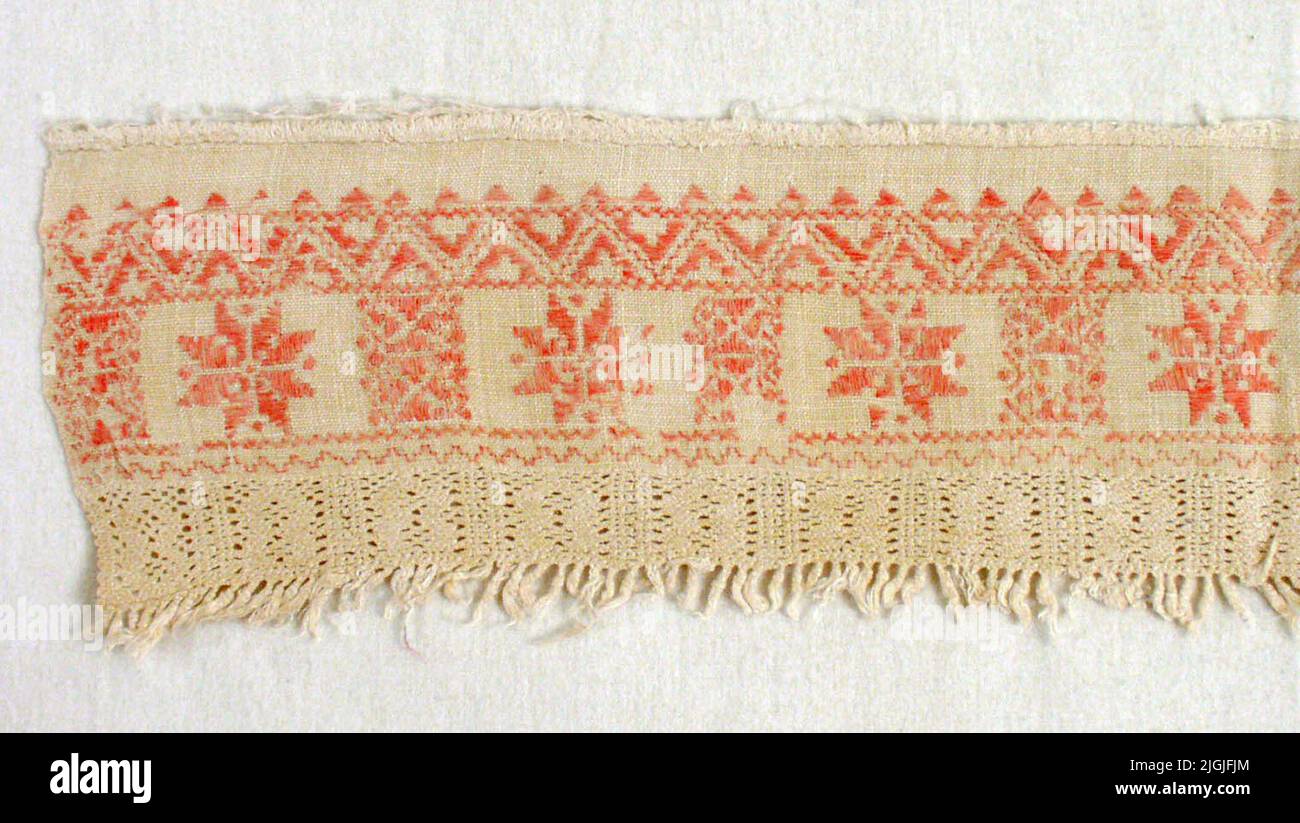 Bande d'étagère en lin Hyllremsa. Blanc apprendre de Lingarn filé à gauche, 36 fils de gauchissement de deux cm. Broderie : couture plate droite, couture tressée, couture d'arbre. Coudre avec trois fils de coton rose à gauche. Tresse française : quatre tresse avec quatre fils de chaîne, largeur de trois cm et deux cm de Frans. Banque D'Images