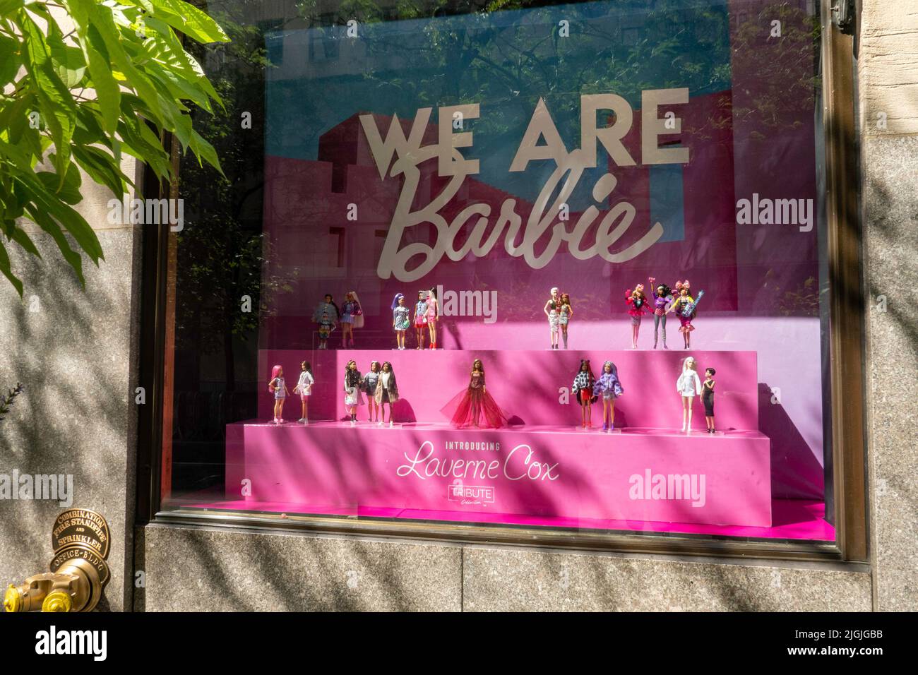 La collection Barbie 'Laverne Cox' Tribute est présentée dans la fenêtre du FAO Schwarz Rockefeller Center pendant le mois de juin Pride, New York City, USA 2022 Banque D'Images