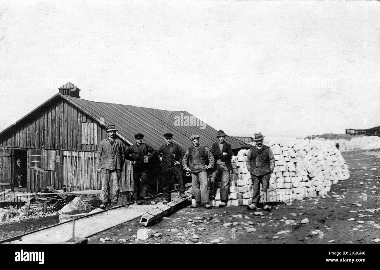 Sandasmedjan. De gauche Anders Johan Månsson, fils Erik, Bernhard Lind, Pelle Lind (éventuellement), Ragnar Pettersson, Gotthard Sabel et August Olsson. La photo prise autour de 1923-25. Banque D'Images
