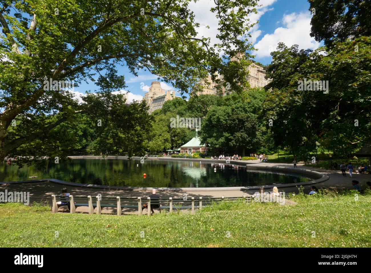 Conservatory Water and the Curbs Memorial Boathouse in Central Park, New York City, Etats-Unis 2022 Banque D'Images