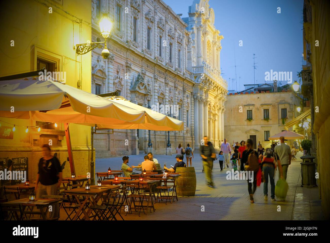 Plaza et cafés autour de Basilica di Santa Croce, Lecce, Puglia, Italie Banque D'Images
