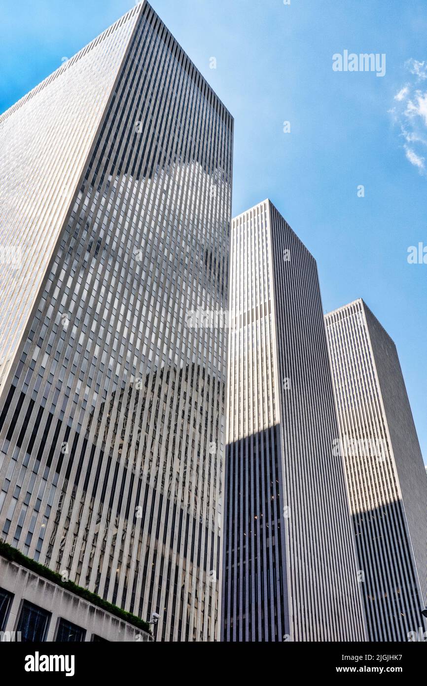 Gratte-ciel sur Avenue of the Americas au Rockefeller Center, New York City, USA 2022 Banque D'Images