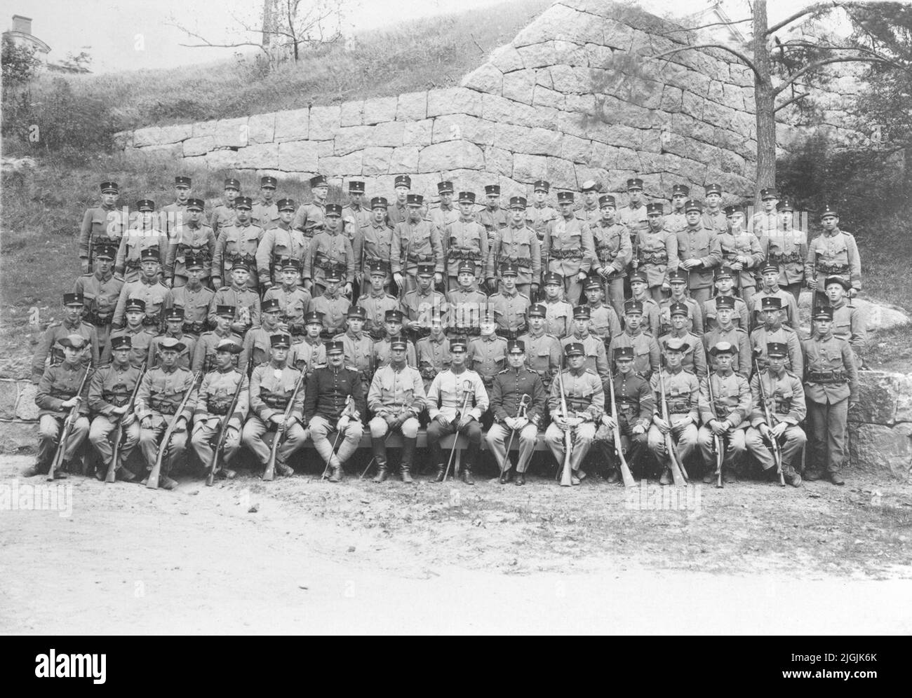 Photo du groupe Infanteri, Gräsvik. The Grenadier Regiment, 7th Compagnie 1924. Lieutenant en chef Malgros, Adjutant: Fanjunkare Franzén. Sur le dos des supports photo: 'De gauche, Fanj Swahn Löjtn T. Fries, Löjtn E. Malmros, Fanj A. Franzén'. Banque D'Images