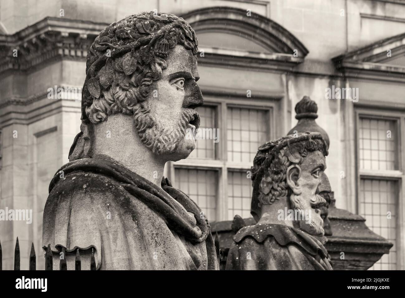 Bustes de philosophes classiques, Emperor Heads, au Sheldonian Theatre, Oxford à Oxford, Oxfordshire Royaume-Uni, lors d'une journée humide de pluie en août - sépia tonien Banque D'Images
