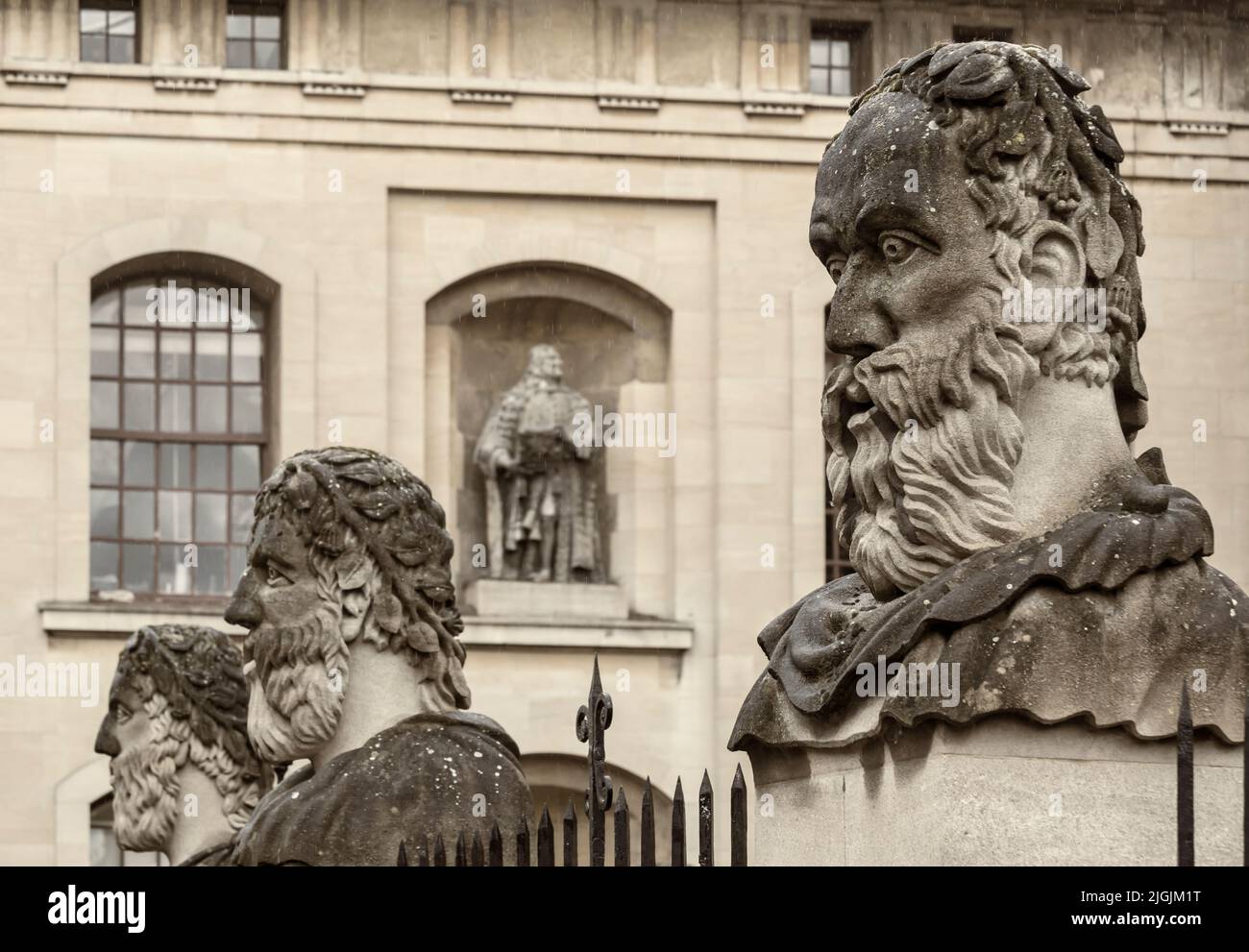 Bustes de philosophes classiques, Emperor Heads, au Sheldonian Theatre, Oxford à Oxford, Oxfordshire Royaume-Uni, lors d'une journée humide de pluie en août - sépia tonien Banque D'Images