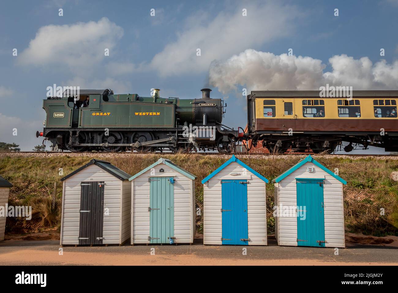 GWR '5205' classe 2-8-0T No. 5239 'Goliath' passe devant Goodrington Sands sur le chemin de fer de Paignton et Dartmouth, Devon, Angleterre, Royaume-Uni Banque D'Images