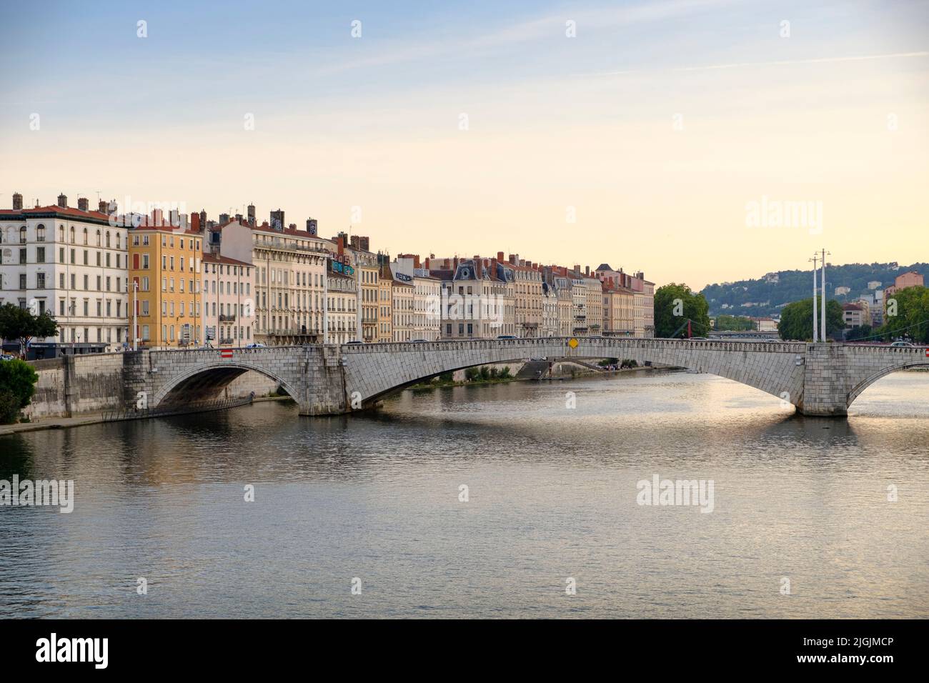 Pont Bonaparte sur la Saône au coucher du soleil, Lyon, France Banque D'Images