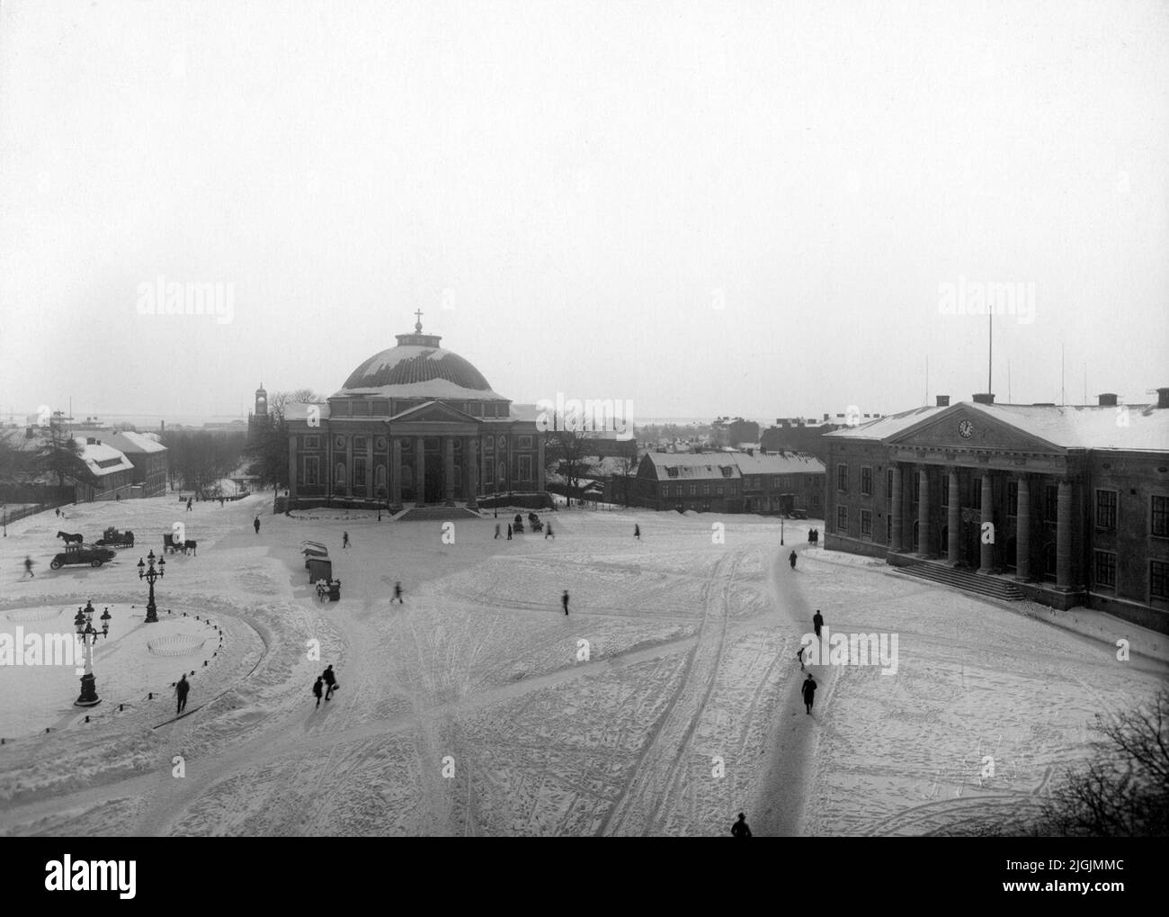 Kyrka la place principale avec l'hôtel de ville à droite et tout droit en avant l'église de la Trinité (église allemande). Banque D'Images