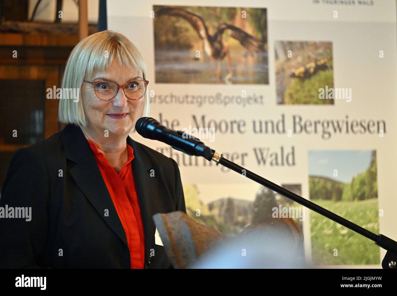 11 juillet 2022, Thuringe, Schmiedefeld am Rennsteig: Bettina Hoffmann, secrétaire d'Etat parlementaire du ministère fédéral de l'Environnement, s'exprime lors du lancement officiel du projet de conservation de la nature à grande échelle "les arbres, les Maures et les prairies de montagne dans la forêt de Thuringe". Le Ministère fédéral de l'environnement, le Ministère de l'environnement de Thuringe, le BUND et le Naturstiftung David lancent le projet. En raison de l'intervention humaine, les cours d'eau et les tourbières ne peuvent remplir leurs fonctions écologiques que dans une mesure limitée. Le manque d'utilisation agricole met en danger l'avenir de la moun précieuse Banque D'Images