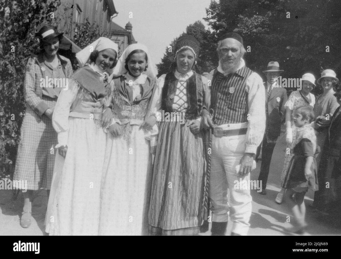 L'acteur d'homme incarne 'Wittus Andersson dans le costume typique de Bleking' avec sa femme et deux autres filles en costume de Blekinge, éventuellement le jour de Bleking, 1933. À droite Admiralty Park. Banque D'Images