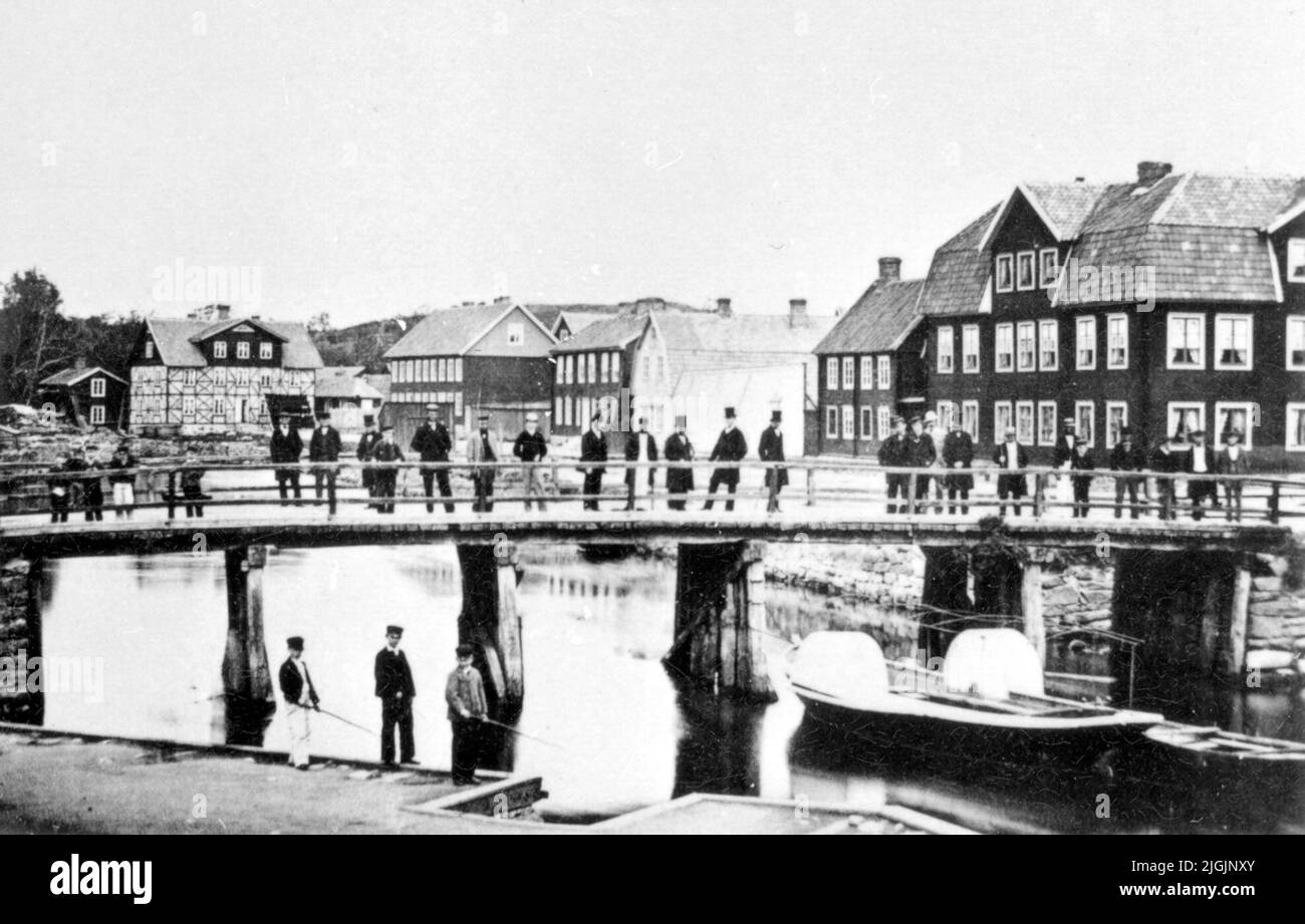 Bro Fiskbron (Söderbro) et une partie de Strandgatan. A Ronnebyån est un vieux bateau à manivelle. Sur le quai sont quelques unités et mètres. Banque D'Images