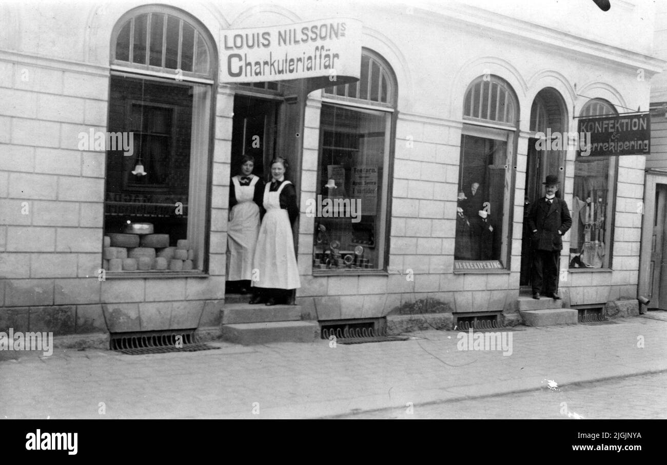 Affärsbyggnad à gauche au magasin de charcuterie de Louis Nilsson est Anna Nilsson et à la tendance masculine est Louis Nilsson dans le quartier de Nils. Le boucher Jöns Nilsson a construit la maison vers 1906. Banque D'Images