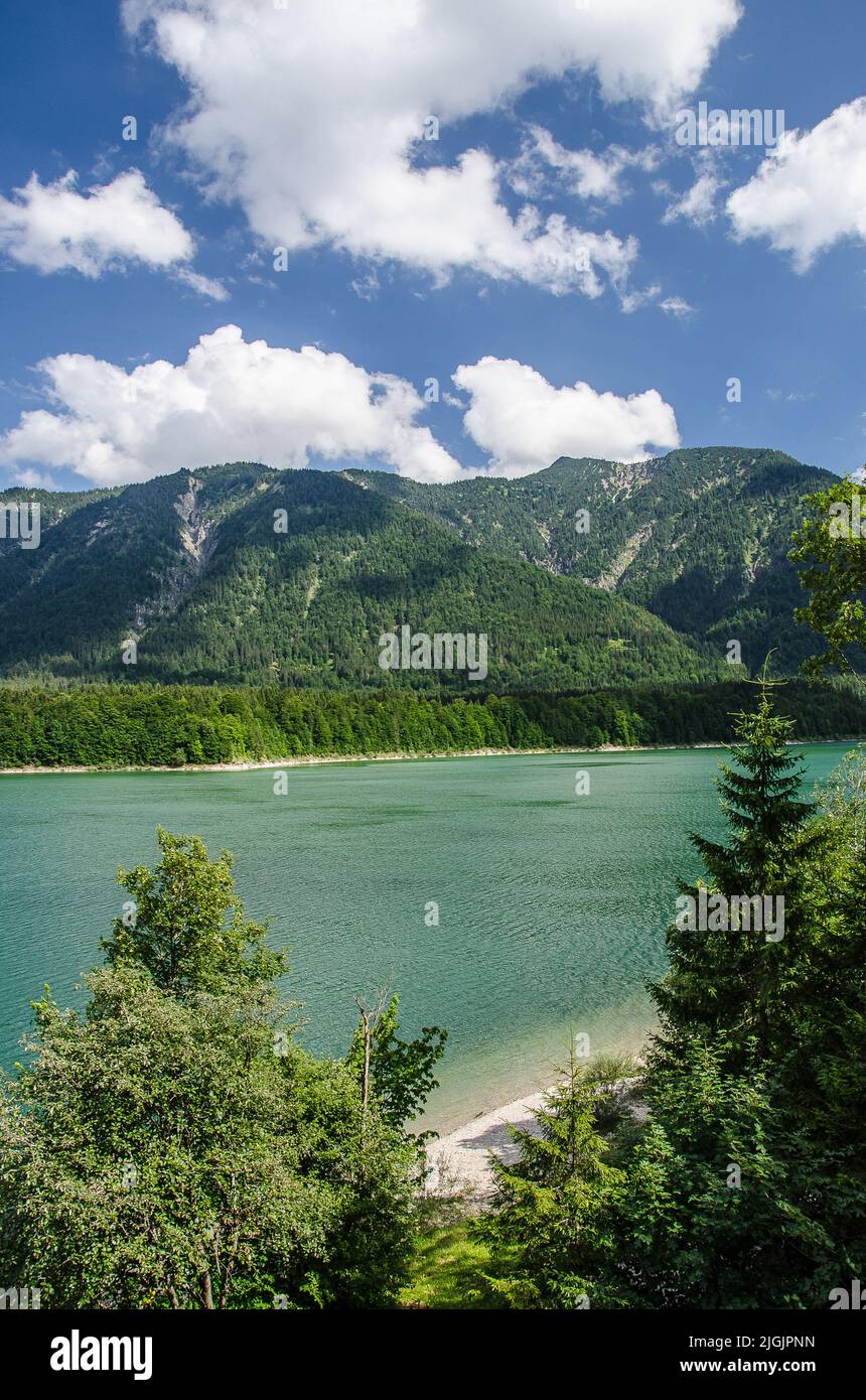 Situé en haute-Bavière, le lac Sylvenstein (ou barrage de Sylvenstein) est l'un des sites les plus intéressants de la vallée d'Isar. Banque D'Images