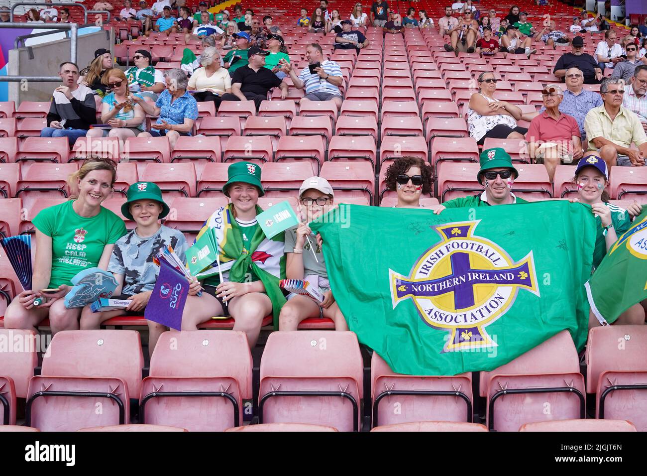 Southampton, Royaume-Uni. 11th juillet 2022. Southampton, Angleterre, 11 juillet 2022: Fans d'Irlande du Nord avant l'UEFA Womens Euro 2022 groupe Un match de football entre l'Autriche et l'Irlande du Nord au stade St. Marys à Southampton, Angleterre. (Daniela Porcelli /SPP) crédit: SPP Sport presse photo. /Alamy Live News Banque D'Images