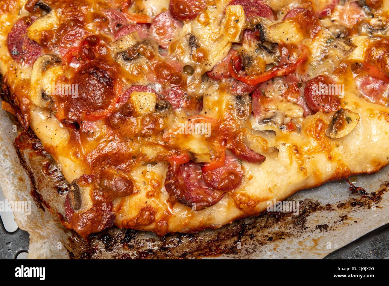 Champignons faits maison, saucisses turques, saucisses et pizza au fromage mozzarella Banque D'Images