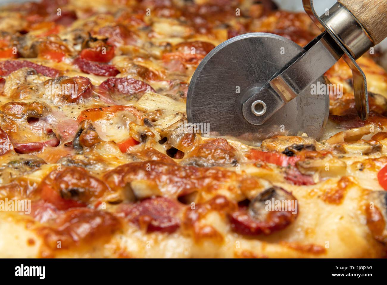 Champignons faits maison, saucisses turques, saucisses et pizza au fromage mozzarella Banque D'Images
