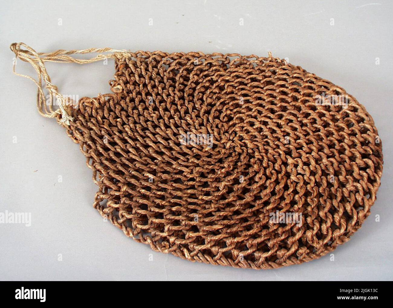 Kasse Sac ovale fixé par des fibres d'épinette, brun. Deux poignées de cordes, dont une est renforcée de corde de coton. Dimensions : 40 x 32 cm. Certainement 2/2-1960 par Landantikvarie Ingemar Atterman lors de la démolition de la propriété Kyrkogatan 16 B, Karlskrona. Banque D'Images