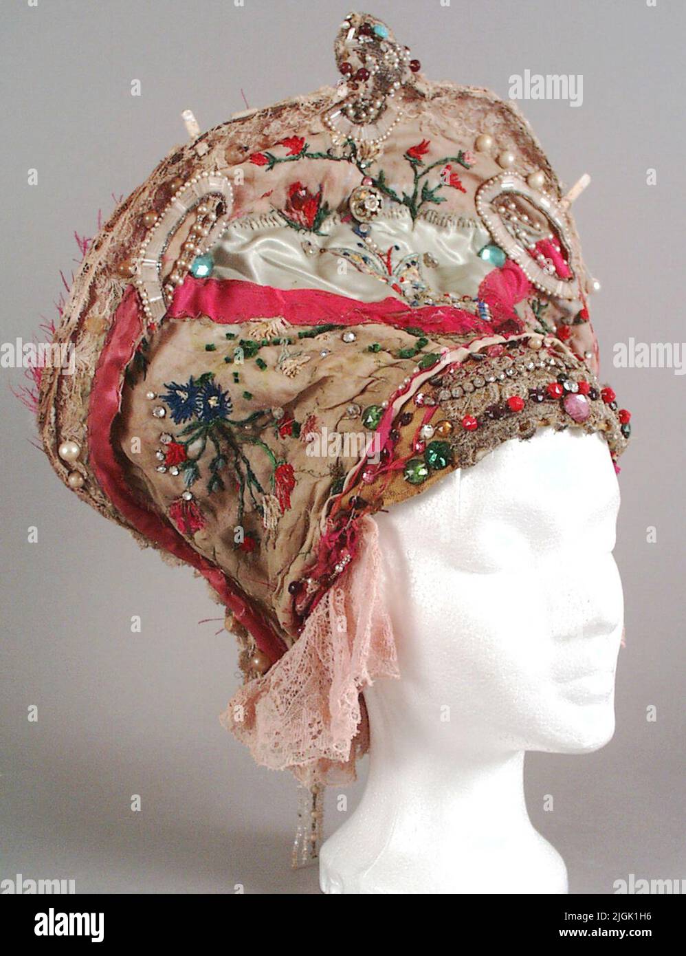 Chapeau de Hatt en soie, duchesse, pointe de tulle, pointe de coton et lame  d'or. Transfert avec broderie en fils de perles, fil de soie et de velours  et perles de différentes