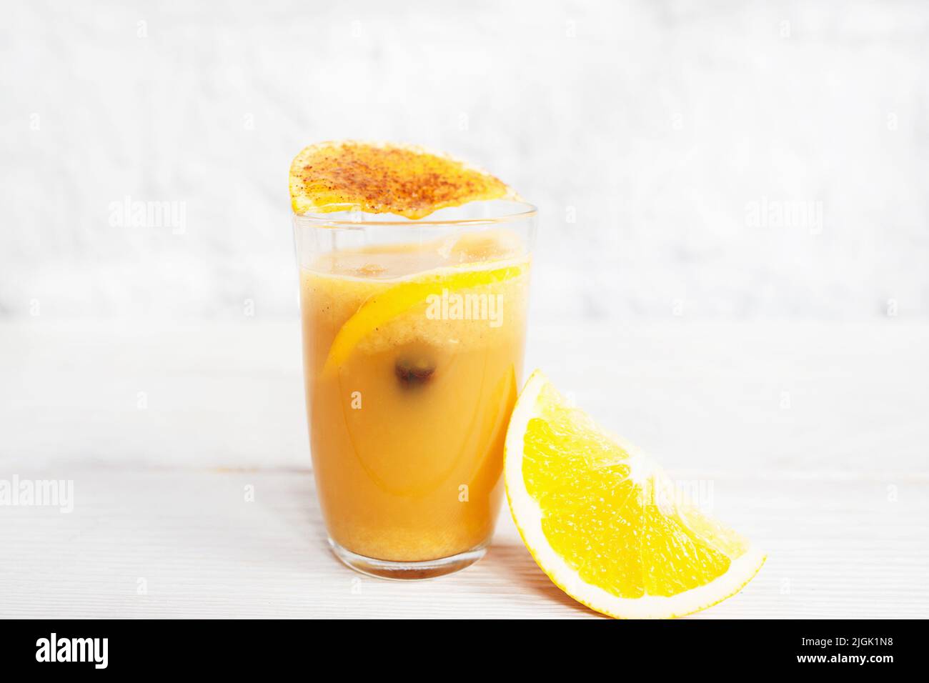 Jus d'orange frais dans un verre sur fond blanc Banque D'Images