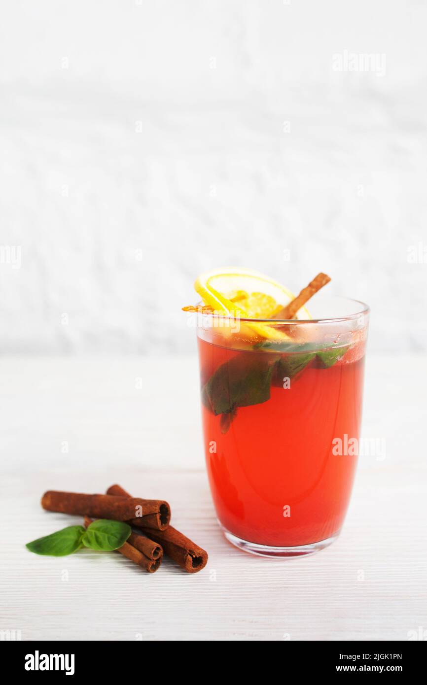 Mojito de canneberge en verre avec de l'orange et de la cannelle Banque D'Images