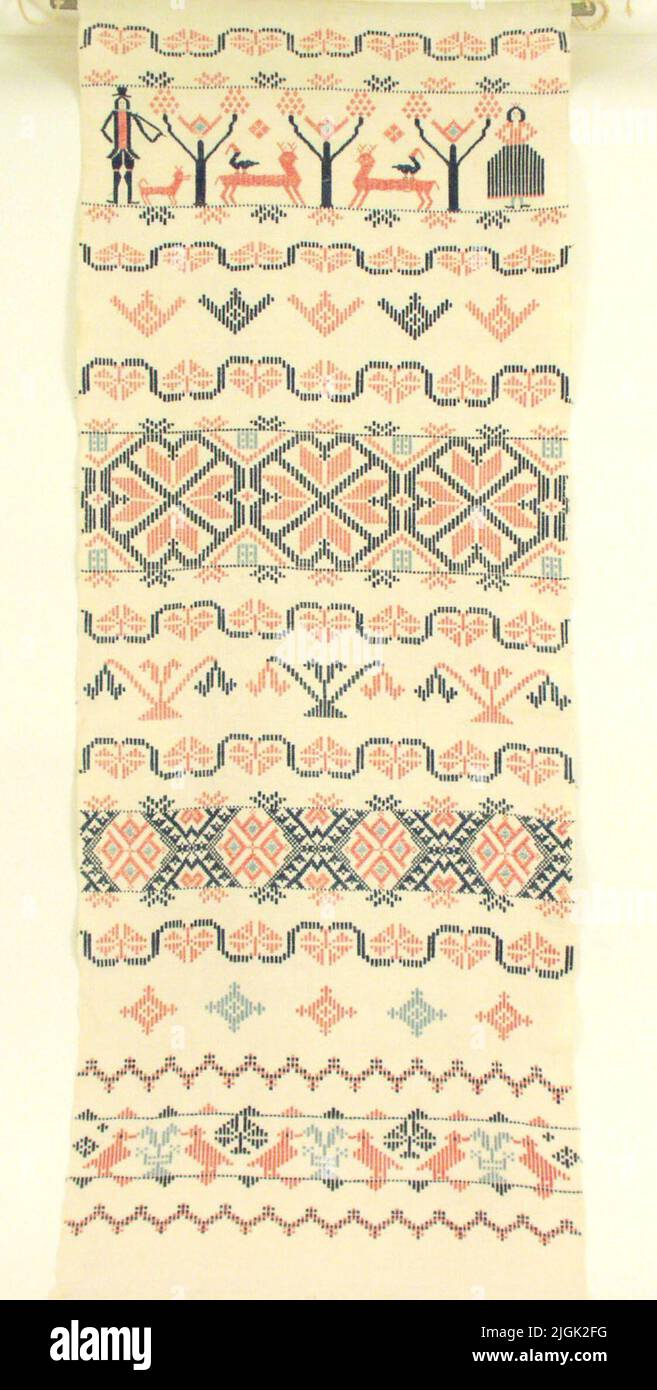 Hängkläde suspendu. Dukagång, ramassage et crabe. Blanc apprendre de Lingarn filé à gauche, 29 fils de chaîne de 20 mm. Éléments du motif : un fil à droite -un fil bleu foncé élargi et trois fils bleu clair à gauche -un fil de linger filé et quatre fils de coton rose filé à gauche. Dukagång plus de six et moins de 2 fils de chaîne, ramasser des boîtes de motif sur quatre fils de chaîne. Un élément inférieur entre les fonctions de répétition. Bord de la ville des deux côtés longs, en bas une frange de la chaîne. Banque D'Images