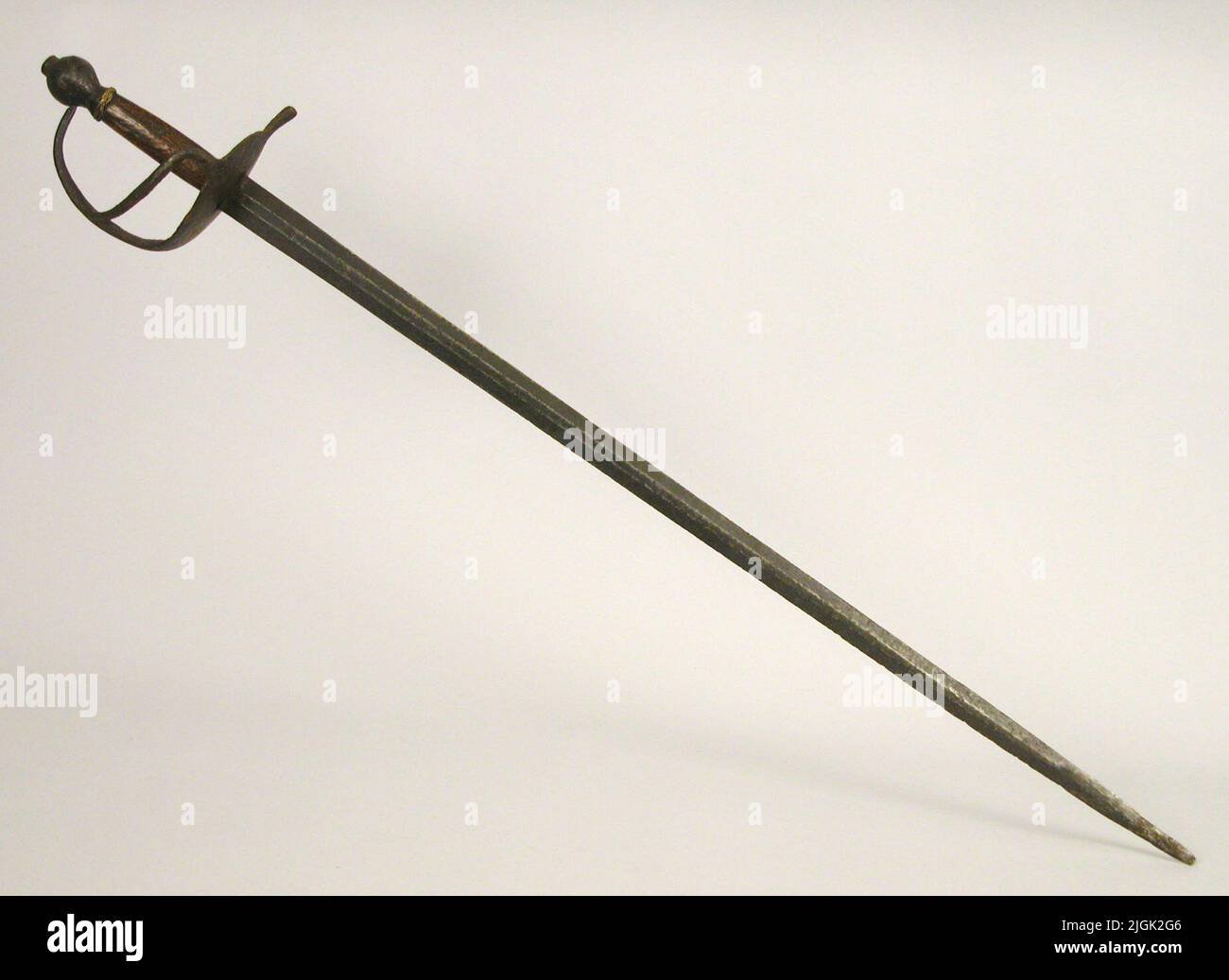 Värja Commissaire M/1685, type normal. Support en fer noirci avec plaque de paire légèrement en forme de bol, circulaire ovale et complètement lisse, avec brochettes, tresse latérale en S et tumbling. Tige de paire arrière légèrement courbée. Il manque une goupille en bois, en plus des couronnes supérieure et inférieure. Lame double avec coupes et coupe plane Mittås. Dans la partie forte, trois timbres Viral disposés verticalement enveloppés de chaque côté de la lame. Sans baignoire. Comparer avec BLM 1105. Selon l'ancienne affectation de catalogue trouvée avec l'os humain et des morceaux de cuir décalé Banque D'Images