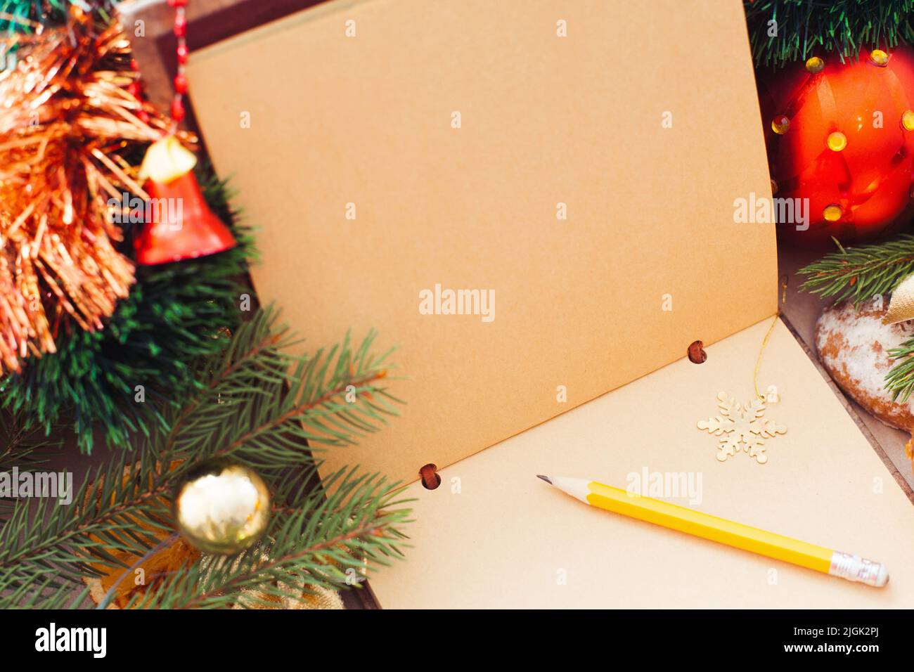 Carnet à croquis brun vide avec décoration de Noël Banque D'Images
