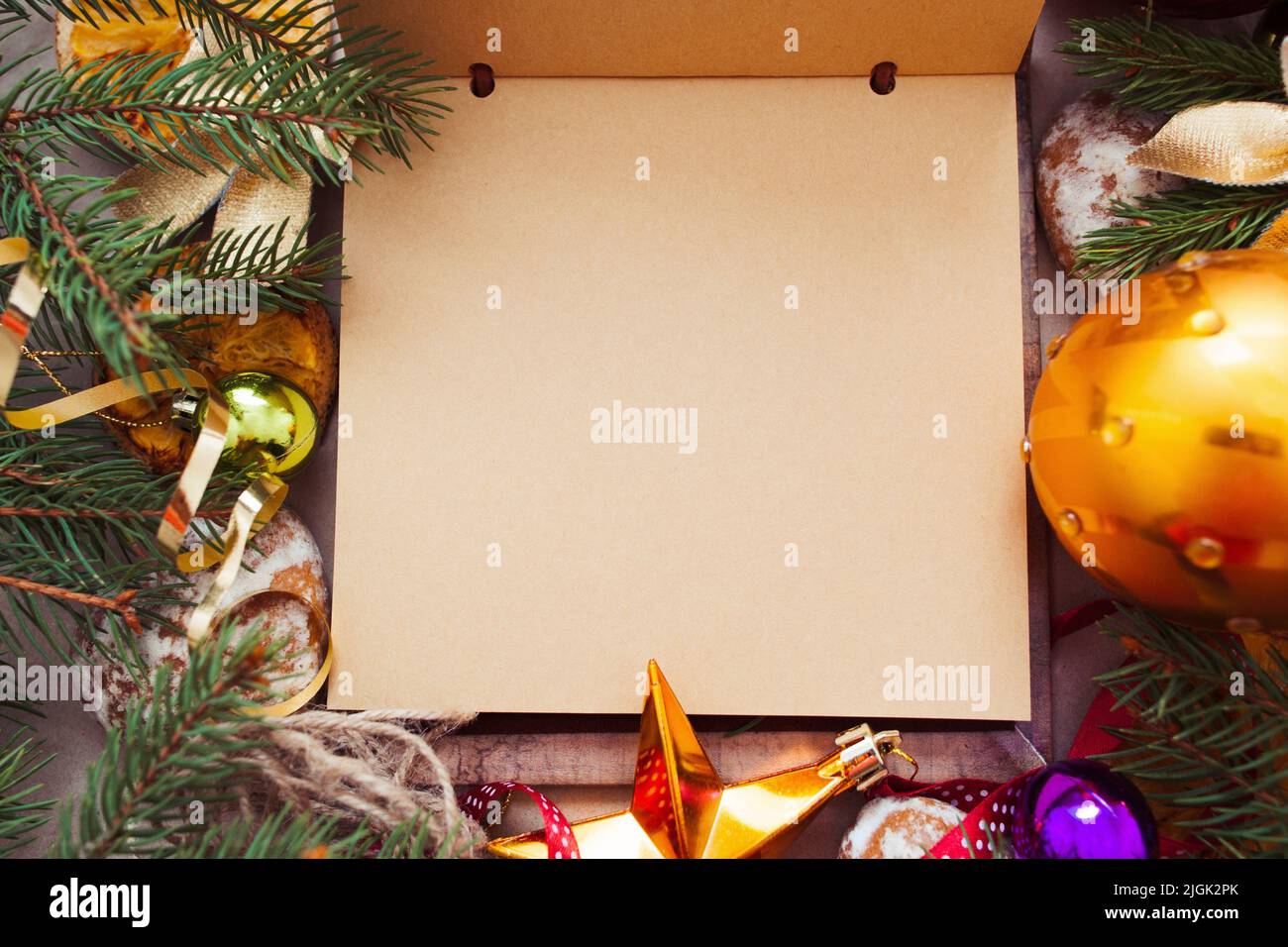 Carnet en papier brun dans cadre décoratif de Noël Banque D'Images