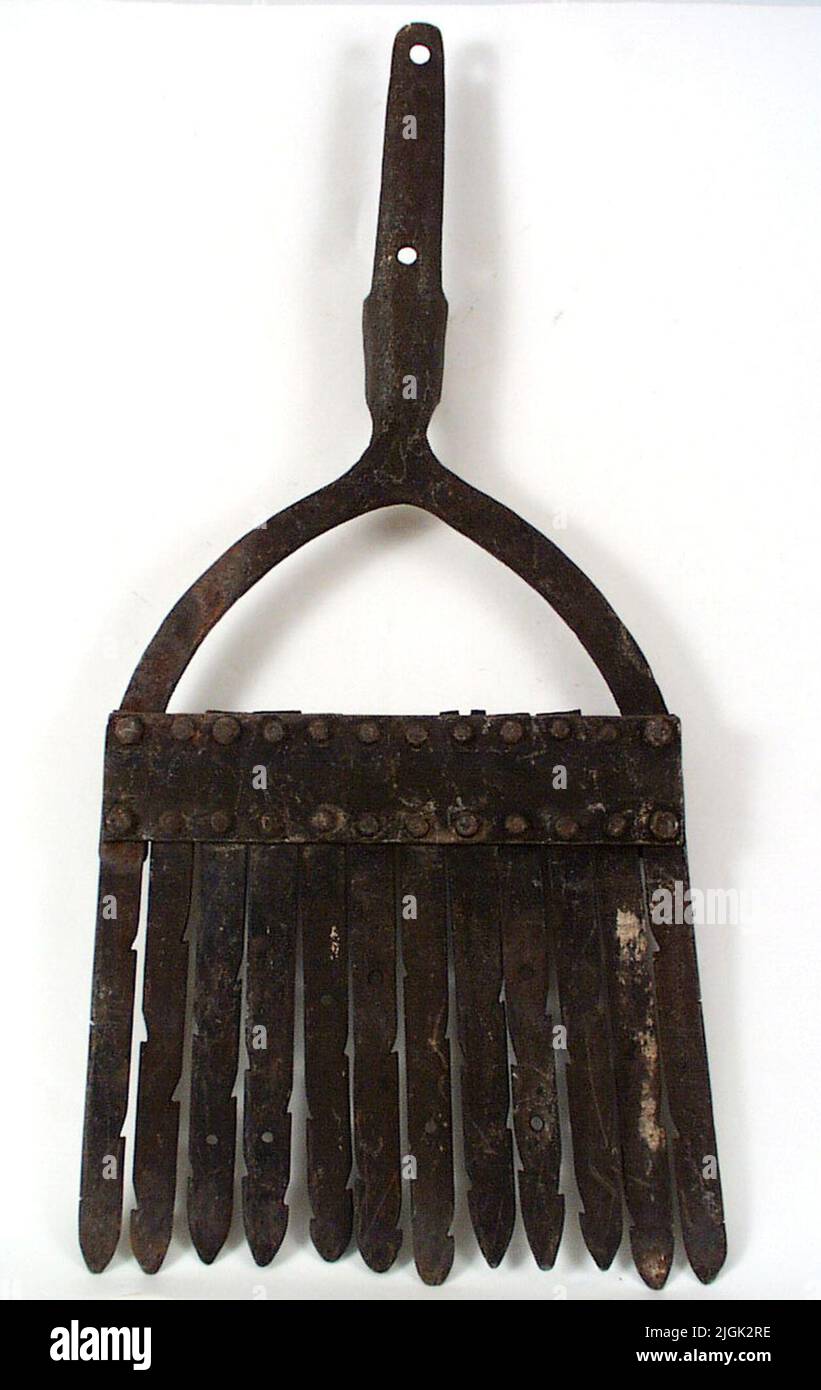 Réglages de gauche à droite, (Ty. Aalschere) de fer avec douze lames dentées fixées dans l'arbre. Longueur totale 70 cm, longueur des dents 30 cm. Utilisé dans l'Eidy, saisi. Cadeau Fischeiamt. Kiel, par l'intermédiaire de Fischermeister Bruno Henk. Banque D'Images
